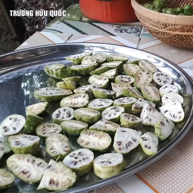 Bước 2 Sơ chế nhàu Cách ngâm rượu nhàu