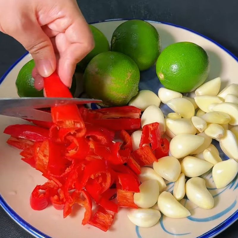 Bước 2 Sơ chế tỏi, ớt và chanh Gỏi chả lụa