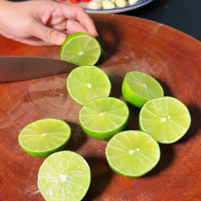 Bước 2 Sơ chế tỏi, ớt và chanh Gỏi chả lụa