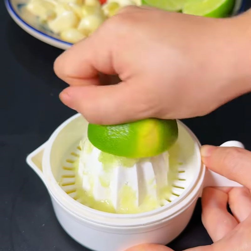 Bước 2 Sơ chế tỏi, ớt và chanh Gỏi chả lụa