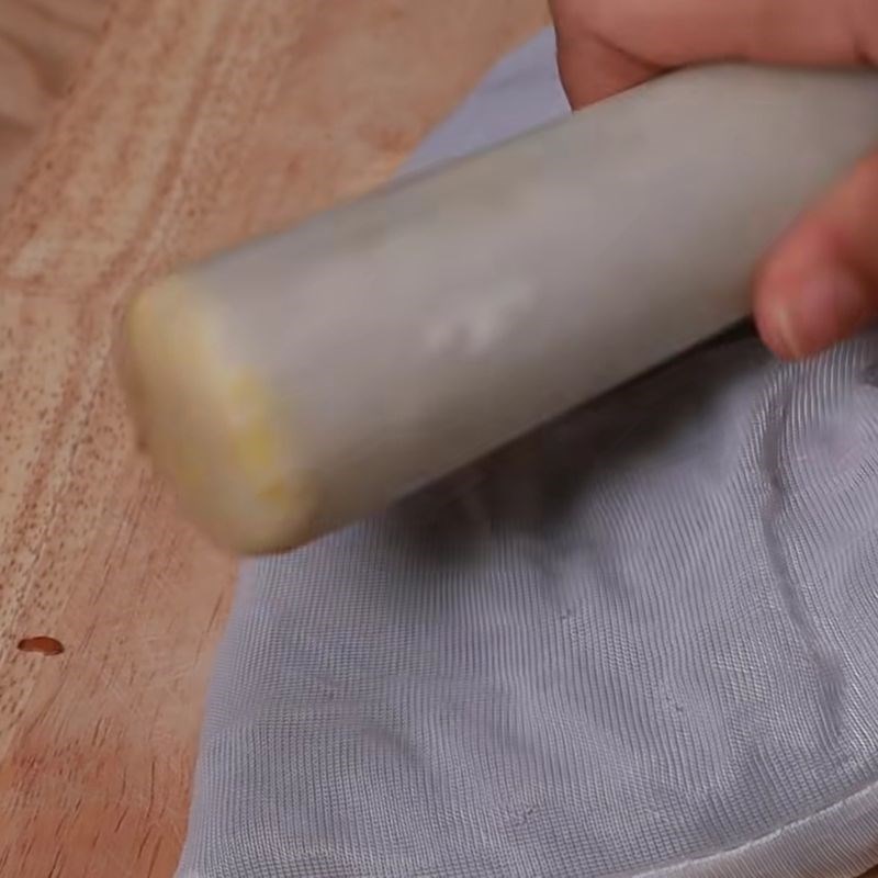 Bước 3 Tách vỏ của hạt me Cách làm me hạt dẻo