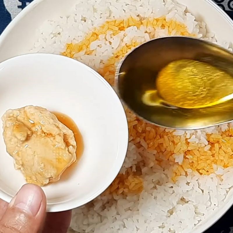 Bước 5 Tạo màu cho cơm Cơm chiên cá mặn chay