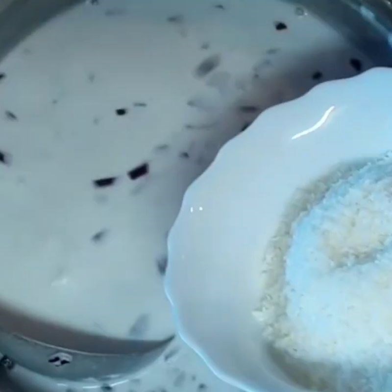 Bước 2 Thêm dừa và mè vào bột Bánh tráng dừa