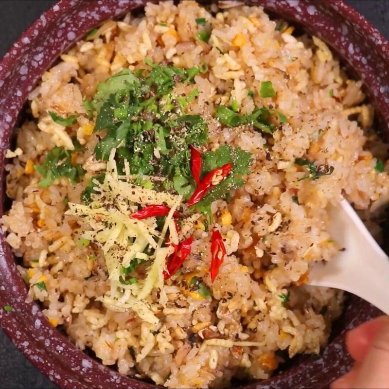 Bước 5 Trang trí món ăn Cơm chiên cá mặn