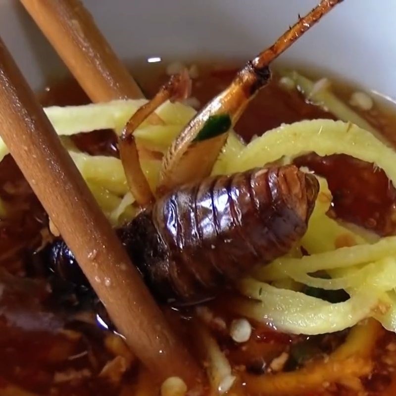 Bước 5 Trình bày món ăn Dế chiên nước mắm