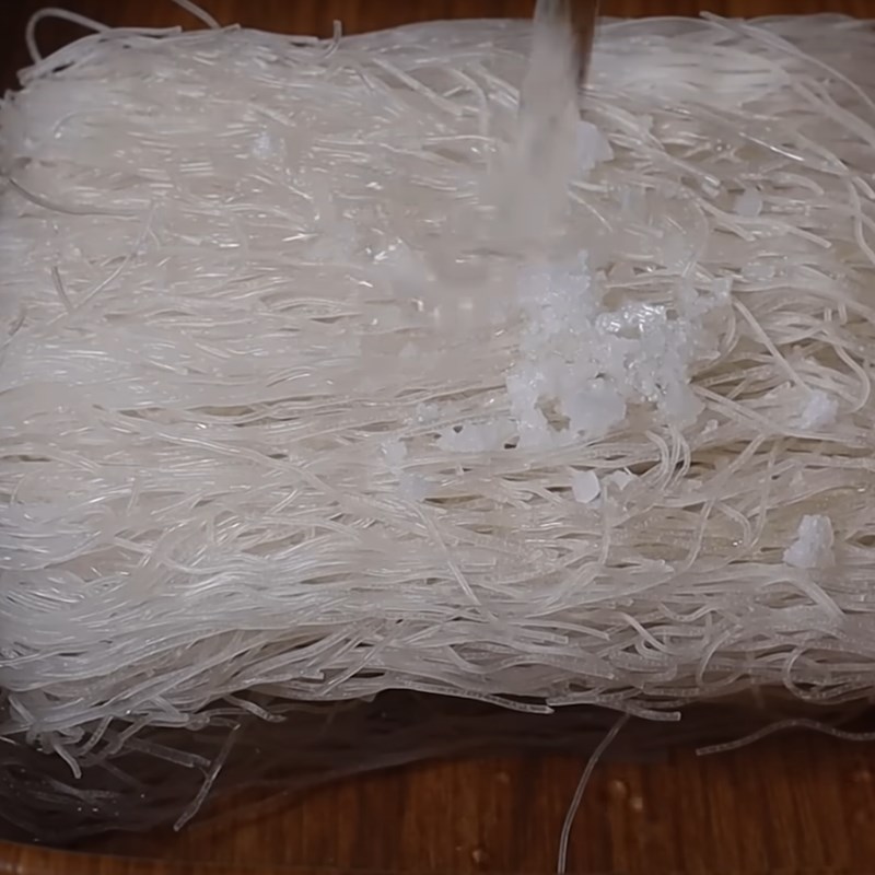 Bước 4 Trụng bún Bún khô xào chay