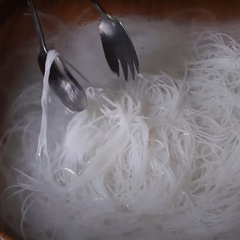 Bước 4 Trụng bún Bún khô xào chay