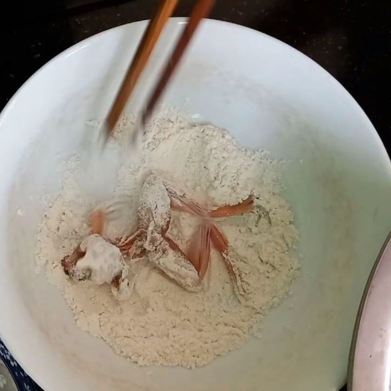 Bước 2 Ướp nhái với bột chiên giòn Nhái chiên giòn