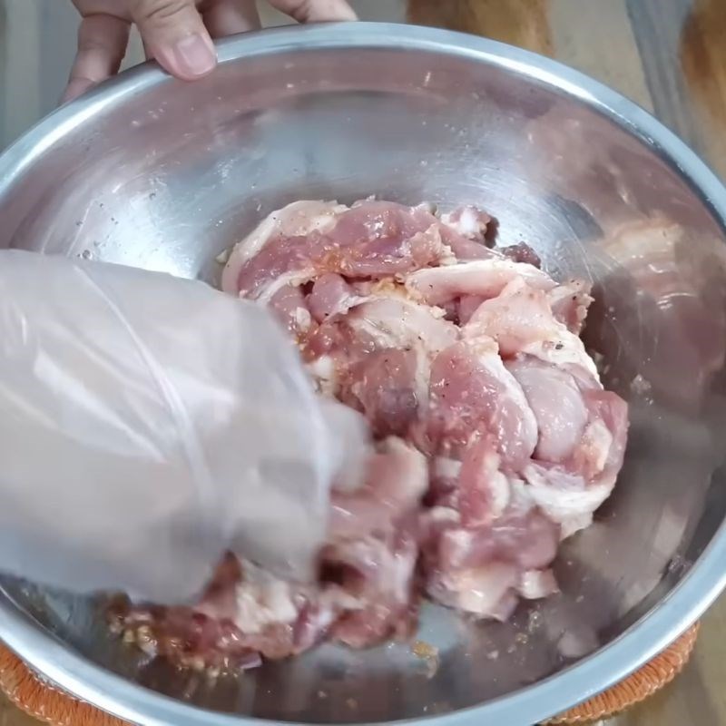 Bước 3 Ướp thịt Cách ướp thịt chiên