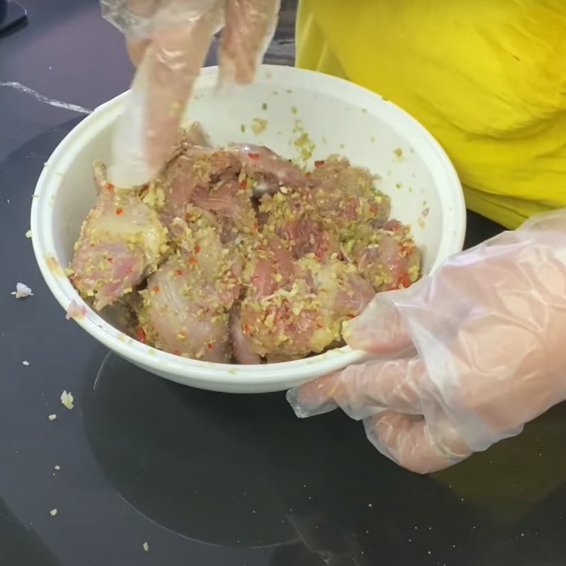 Bước 2 Ướp thịt chuột Chuột chiên sả ớt
