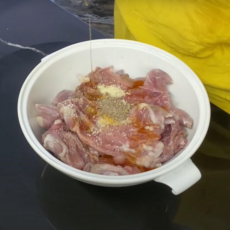 Bước 2 Ướp thịt chuột Chuột chiên sả ớt