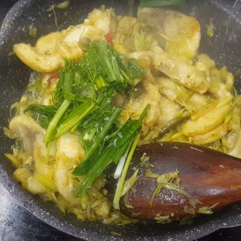 Bước 3 Xào cá chép giòn Cá chép giòn xào sả ớt