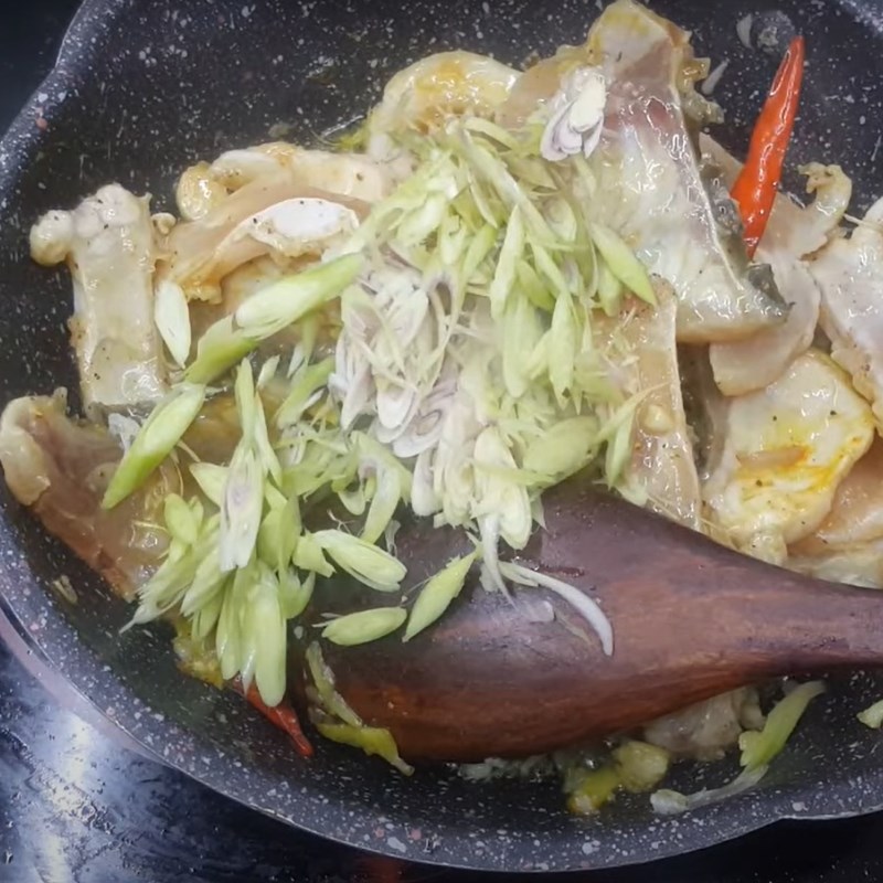 Bước 3 Xào cá chép giòn Cá chép giòn xào sả ớt