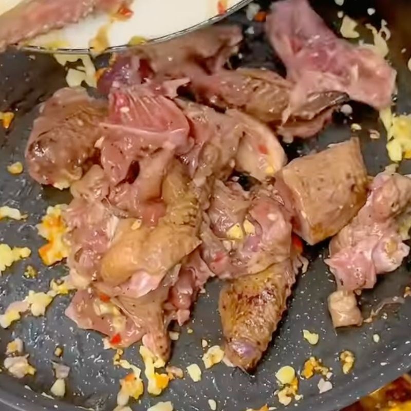 Bước 5 Xào chim câu với cà Chim câu xào cà