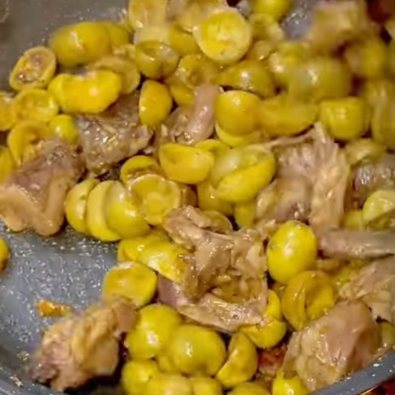 Bước 5 Xào chim câu với cà Chim câu xào cà