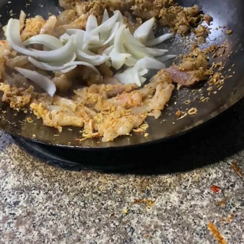 Bước 2 Xào da bò Da bò xào sả ớt