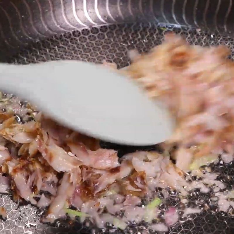 Bước 3 Xào khô cá đù Cơm chiên cá mặn