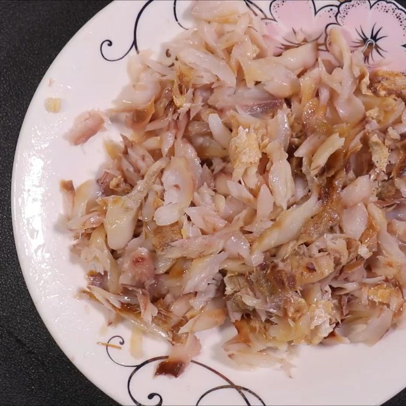 Bước 3 Xào khô cá đù Cơm chiên cá mặn