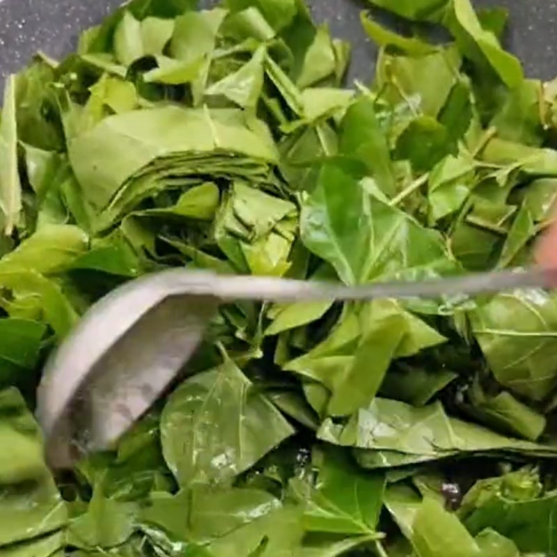 Bước 3 Xào lá cách và thịt bò Lá cách xào thịt bò