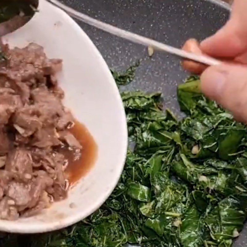 Bước 3 Xào lá cách và thịt bò Lá cách xào thịt bò