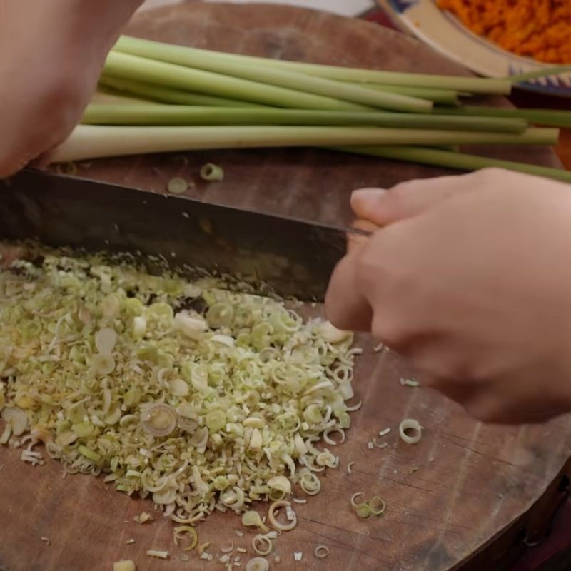 Bước 1 Xào nghệ với xả Bún Xiêm Lo