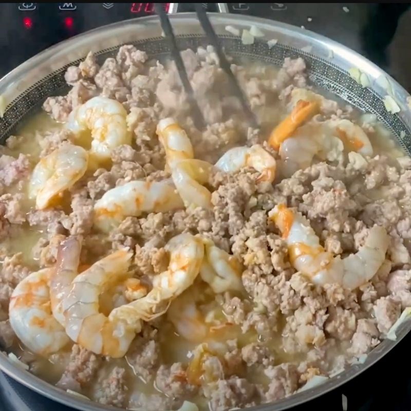 Bước 3 Xào thịt vịt và tôm làm nhân Bánh xèo vịt