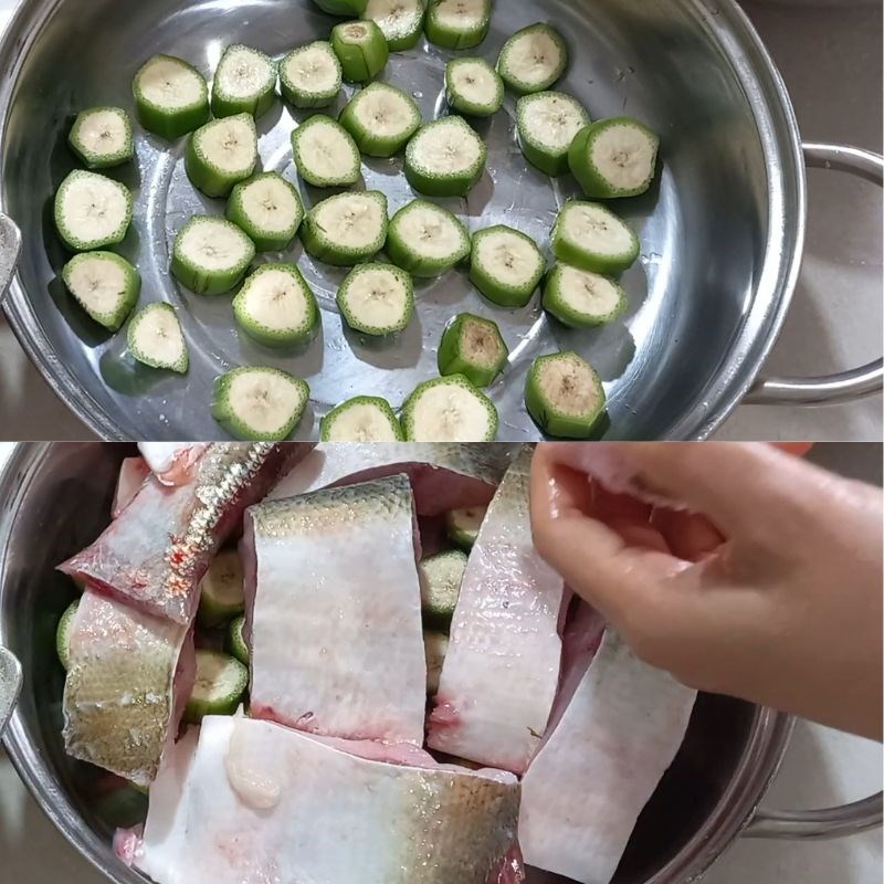 Xếp chuối xanh và cá mè đã sơ chế vào nồi để chuẩn bị nấu