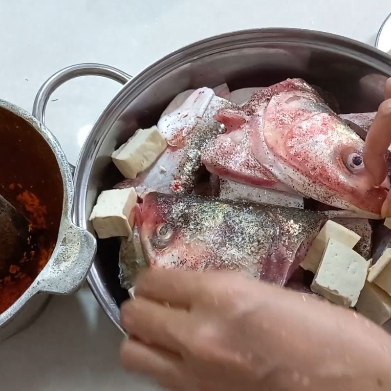 Ướp cá mè với các loại gia vị cơ bản như muối, bột ngọt, tiêu xay