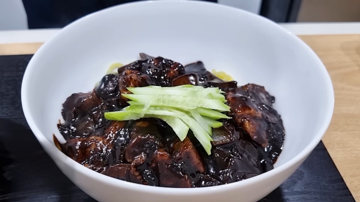 Mì tương đen với sốt tương đen