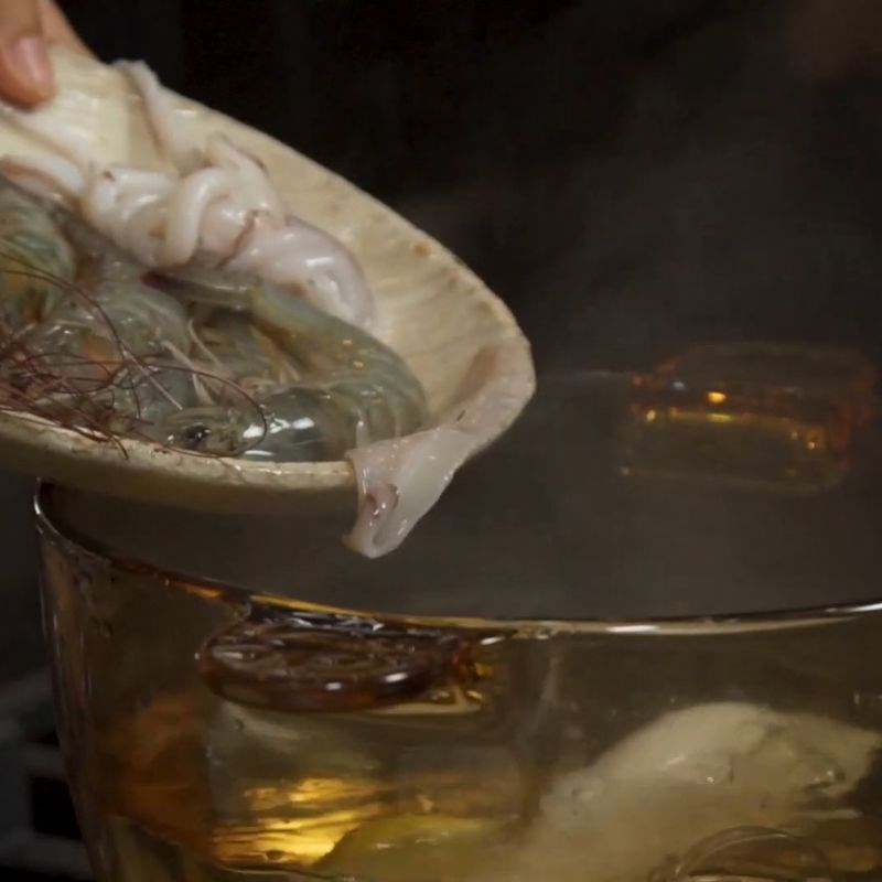 Bước 1 Chế biến mực và tôm Chả giò trái cây