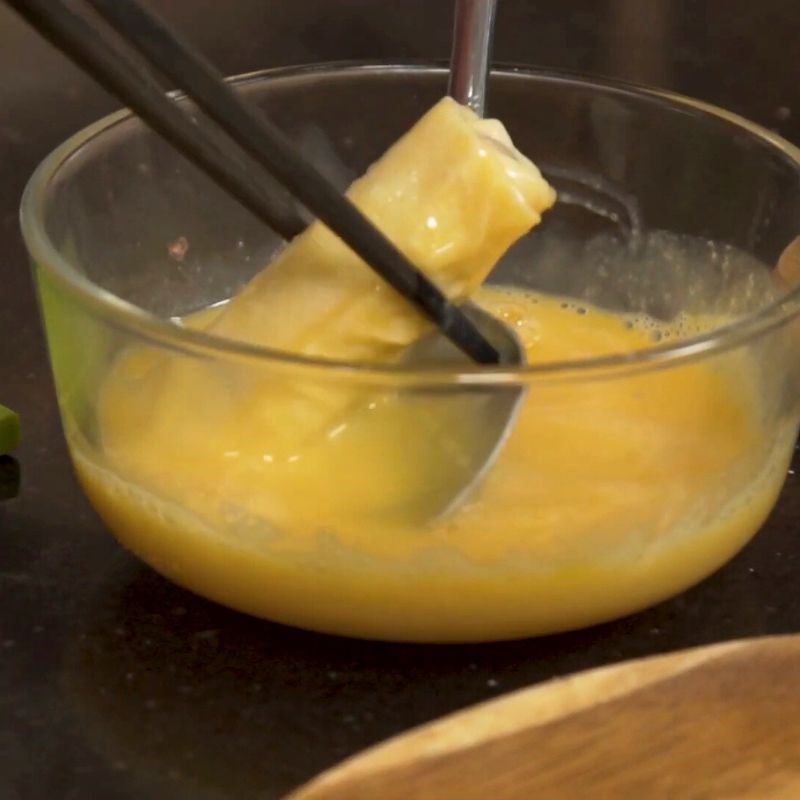 Bước 6 Tẩm bột chiên Chả giò trái cây