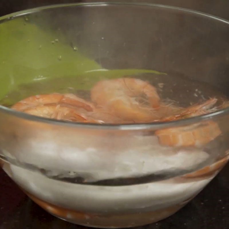 Bước 1 Chế biến mực và tôm Chả giò trái cây