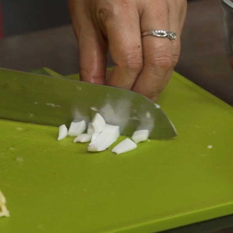 Bước 1 Chế biến mực và tôm Chả giò trái cây