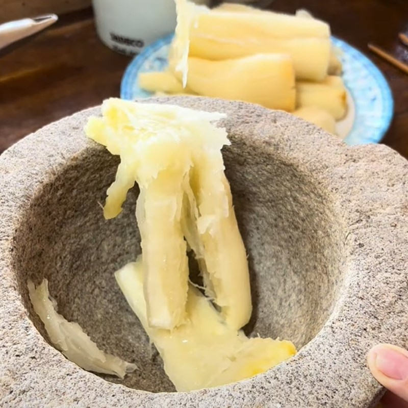 Bước 4 Quết khoai mì Khoai mì quết cuốn bánh tráng