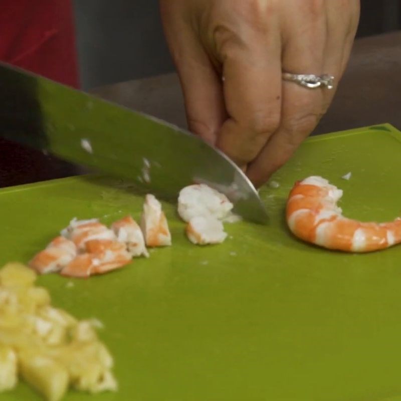 Bước 1 Chế biến mực và tôm Chả giò trái cây