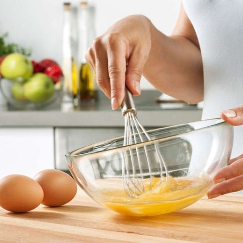 Bước 4 Đánh trứng Chả giò trái cây