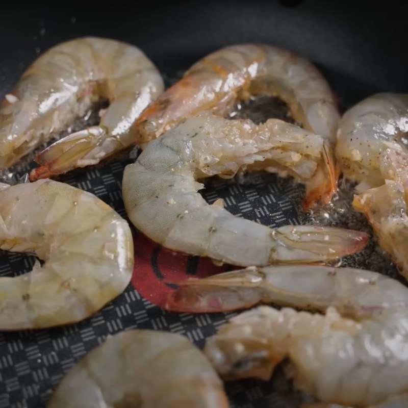 Bước 2 Áp chảo tôm Tôm kho tàu