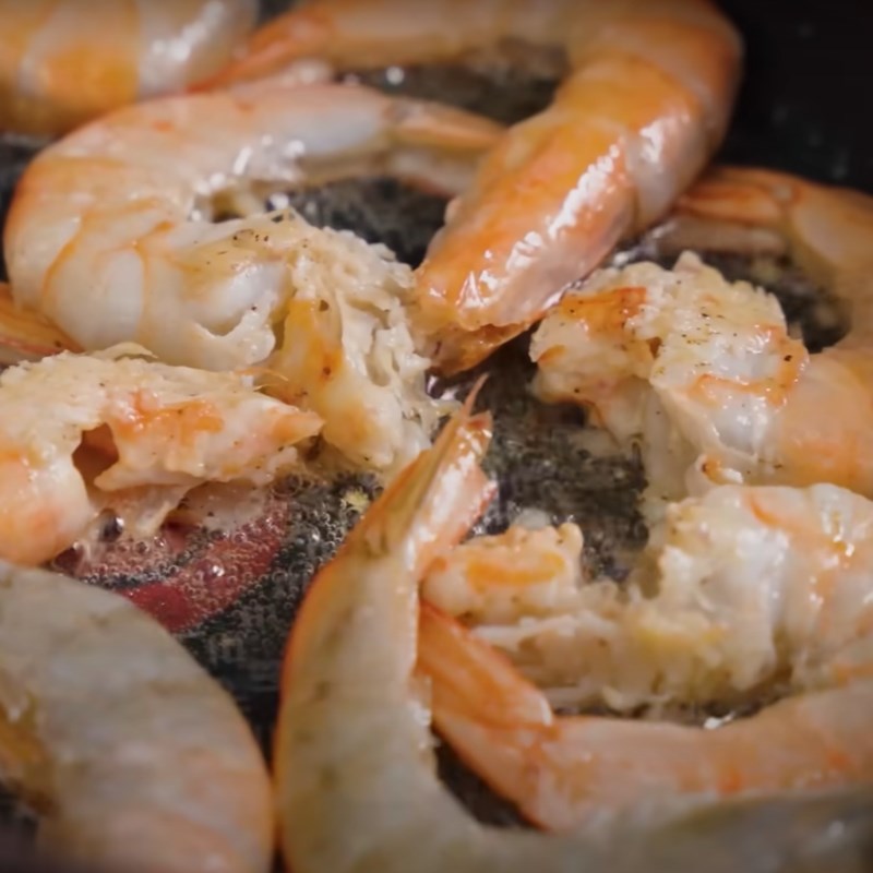 Bước 2 Áp chảo tôm Tôm kho tàu