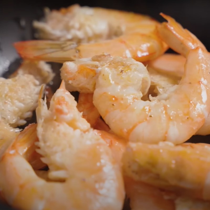 Bước 2 Áp chảo tôm Tôm kho tàu