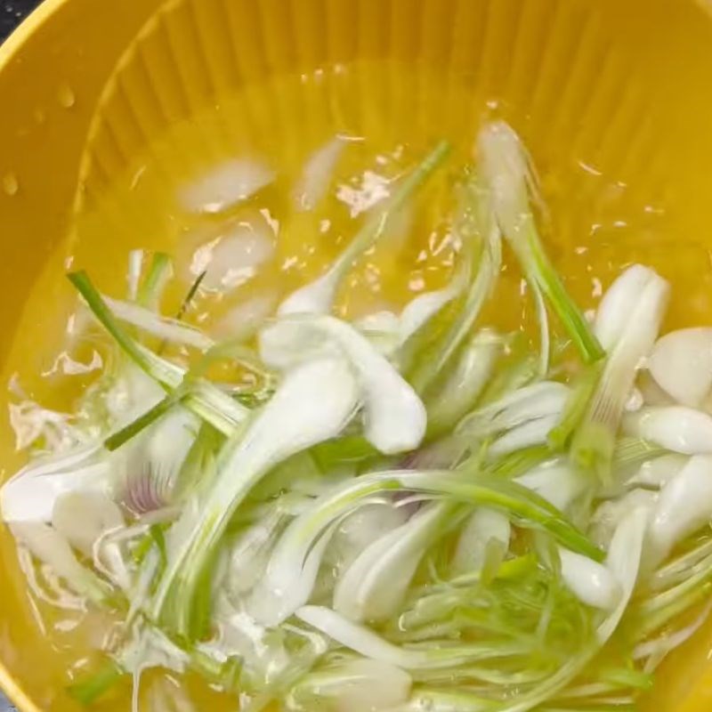 Bước 2 Cắt củ kiệu Hành muối xổi