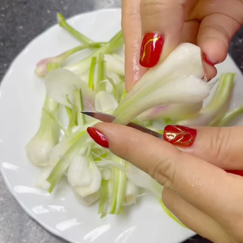 Bước 2 Cắt củ kiệu Hành muối xổi