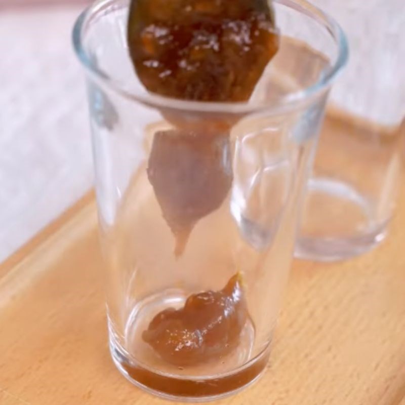 Bước 1 Cho mứt me vào ly Đá me đậu phộng dừa khô