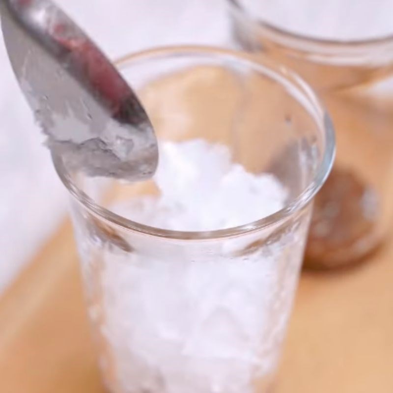 Bước 2 Cho thêm đá Đá me đậu phộng dừa khô