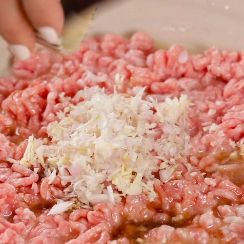 Bước 2 Cho thịt heo vào bột Chả mỡ