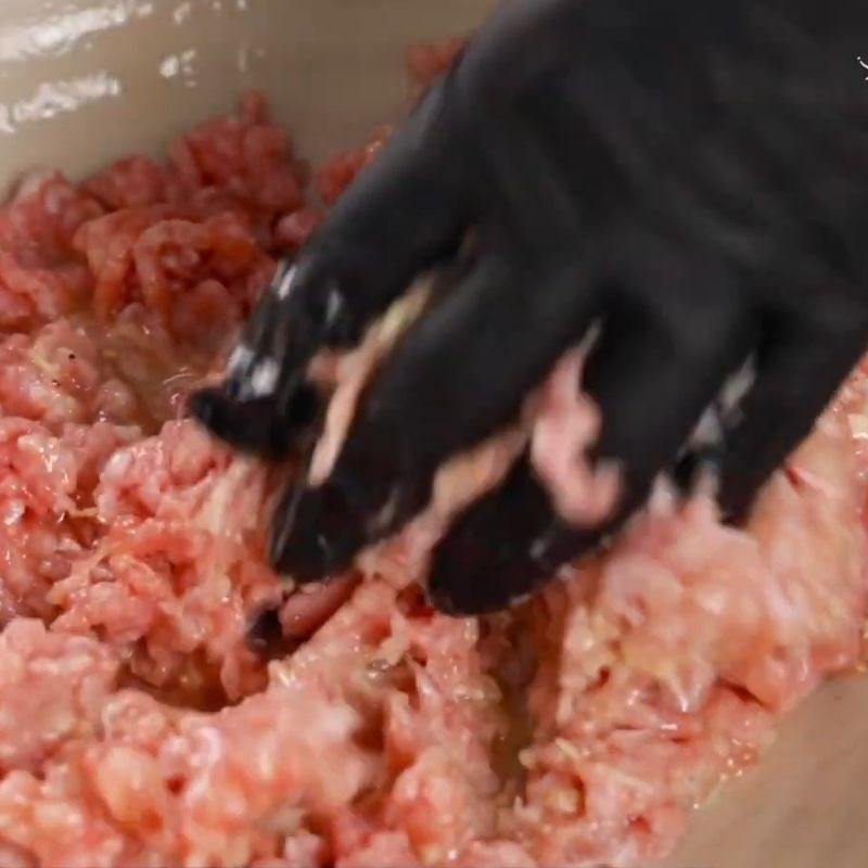 Bước 2 Cho thịt heo vào bột Chả mỡ