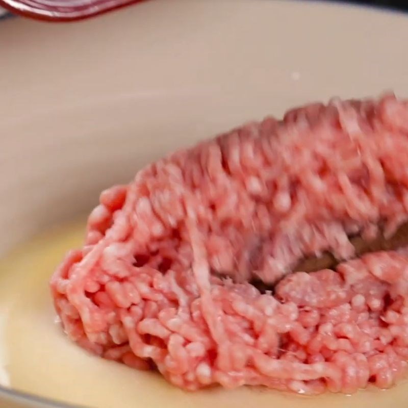 Bước 2 Cho thịt heo vào bột Chả mỡ