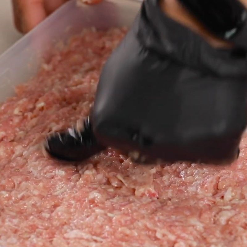 Bước 3 Cho thịt vào khay Chả mỡ