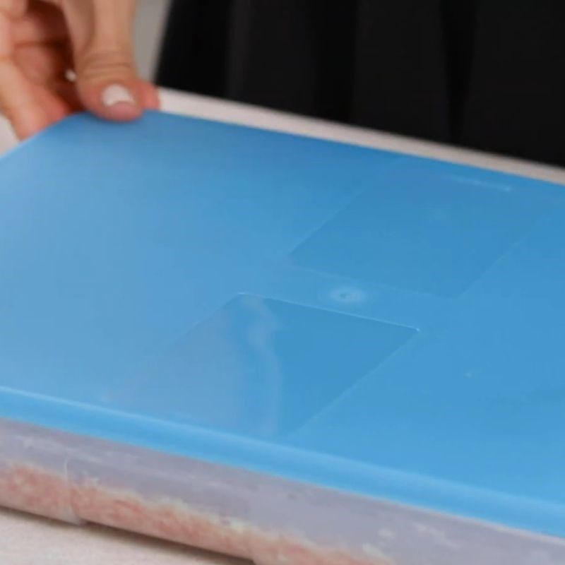 Bước 3 Cho thịt vào khay Chả mỡ