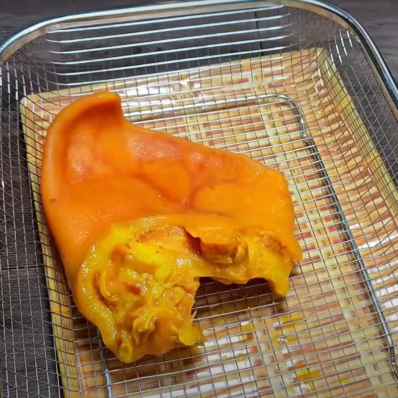 Bước 4 Cuộn tai heo ủ muối Tai heo ủ muối