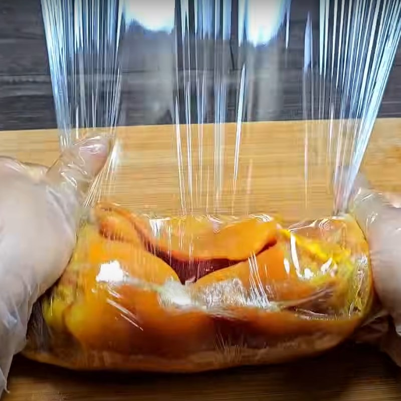 Bước 4 Cuộn tai heo ủ muối Tai heo ủ muối